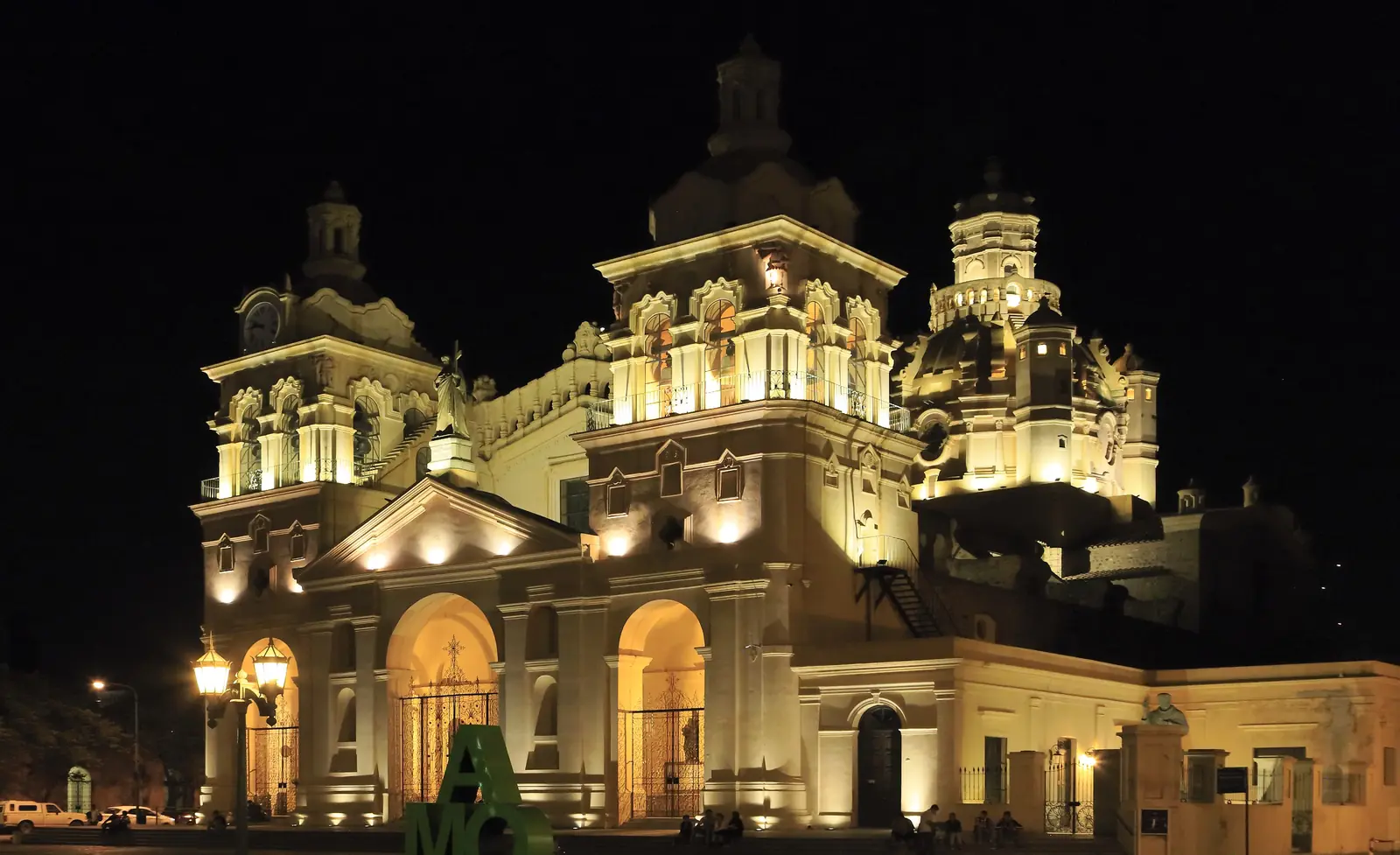 La Catedral de Córdoba iluminada de noche